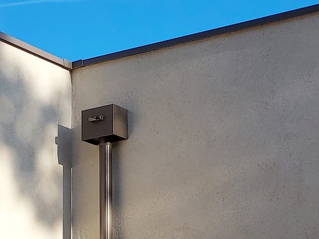 Boîte à eau et couvertine pour muret pour un bâtiment à toit plat